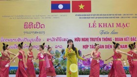 Ca múa tại lễ khai mạc triển lãm ảnh “Hữu nghị truyền thống, đoàn kết đặc biệt, hợp tác toàn diện Việt Nam - Lào”