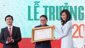 Trường Tiểu học, THCS, THPT Trương Vĩnh Ký đón nhận Huân chương Lao động hạng Nhì