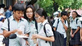 Thí sinh bàn luận sau khi kết thúc môn thi tiếng Anh tại hội đồng thi Nguyễn Thị Thập, quận 7 trong kỳ thi tuyển sinh lớp 10 năm học 2018-2019