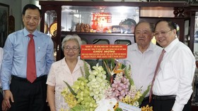 Lãnh đạo TPHCM thăm nhà giáo nhân kỷ niệm Ngày Nhà giáo Việt Nam 20-11 