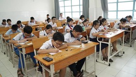 Thí sinh dự thi khảo sát năng lực bằng tiếng Anh lớp 6 Trường THPT Trần Đại Nghĩa