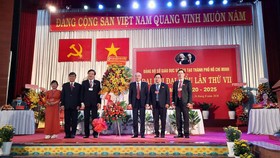 Đồng chí Phan Nguyễn Như Khuê đại diện Ban chấp hành Đảng bộ TP trao tặng lẵng hoa chúc mừng đại hội
