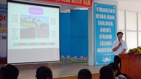 Thầy Trịnh Văn Hải, giáo viên Trường THCS Võ Văn Tần thực hiện bài giảng môn Lịch sử với phần mềm thiết kế đồ họa