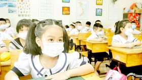 Học sinh lớp 1 Trường Tiểu học Bùi Minh Trực, quận 8, TPHCM đảm bảo việc đeo khẩu trang trong giờ học. Ảnh: CAO THĂNG