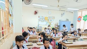 Học sinh Trường Tiểu học Phan Đình Phùng (quận 3) trong giờ ăn bán trú đầu tháng 3-2022