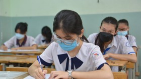 Thí sinh điền thông tin trước giờ làm bài thi môn Ngữ văn tại điểm thi Trường THCS Colette. Ảnh: CAO THĂNG
