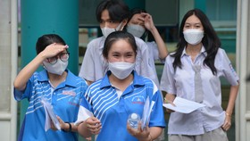 Thí sinh sau giờ làm bài thi Ngữ văn tại điểm thi Trường THPT Tân Phong, quận 7. Ảnh: CAO THĂNG