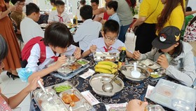Ban đại diện cha mẹ học sinh phối hợp nhà trường giám sát chất lượng bữa ăn cho học sinh