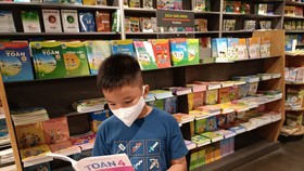 Trang bị SGK cho học sinh có hoàn cảnh khó khăn mượn suốt năm học