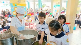 Học sinh Trường Tiểu học Nguyễn Bỉnh Khiêm (quận 1) tham gia ăn bán trú tại trường