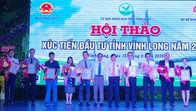 Ông Trần Văn Rón, Bí thư Tỉnh ủy Vĩnh Long trao quyết định đăng ký đầu tư cho 12 dự án