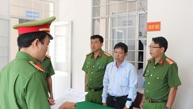 Công an tỉnh Trà Vinh đọc quyết định bắt tạm giam. Ảnh: Công an tỉnh Trà Vinh