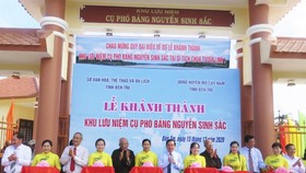 Ông Trần Ngọc Tam, Chủ tịch UBND tỉnh Bến Tre, cùng các đại biểu cắt băng khánh thành Khu lưu niệm cụ Phó bảng Nguyễn Sinh Sắc. Ảnh: TÍN HUY