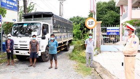 Phát hiện 3 người trốn phía sau thùng xe tải tại Trà Vinh