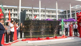 Các đại biểu thực hiện nghi thức lễ bàn giao Trường THCS Châu Hòa