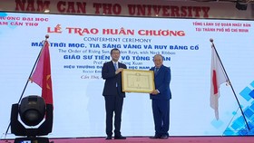 Giáo sư Võ Tòng Xuân nhận Huân chương Mặt trời mọc từ Chính phủ Nhật Bản