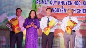Phó Bí thư Thường trực Tỉnh ủy, Chủ tịch HĐND tỉnh Bến Tre Hồ Thị Hoàng Yến trao hoa chúc mừng cho Ban sáng lập Quỹ