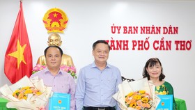 Ông Dương Tấn Hiển, Phó Chủ tịch Thường trực UBND TP Cần Thơ trao quyết định cho tân Phó Giám đốc Sở TN-MT và Phó Viện trưởng Kinh tế - Xã hội thảnh phố