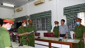 Thi hành lệnh bắt tạm giam đối với Trần Đắc Thanh, Phó Giám đốc Sở Y tế tỉnh Trà Vinh vào ngày 25-5