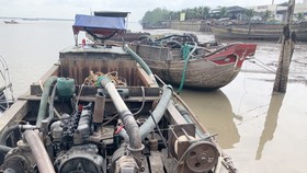 Công an đã lập biên bản tạm giữ các tang vật. Ảnh: QUANG DUY