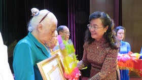 Đồng chí Nguyễn Thị Quyết Tâm trao Huy hiệu Đảng cho các đảng viên tại quận 4