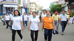 Đồng chí Võ Thị Dung, Phó Bí thư Thành ủy TPHCM tham gia đi bộ gây quỹ vì người nghèo