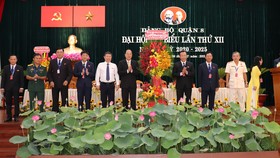 Lãnh đạo TPHCM tặng hoa chúc mừng Đại hội Đảng bộ quận 8