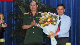 Thiếu tướng Nguyễn Văn Nam chúc mừng đồng chí Lê Văn Chiến nhận nhiệm vụ mới