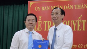 Phó Chủ tịch Thường trực UBND TPHCM trao quyết định phê chuẩn chức danh Chủ tịch UBND quận Bình Thạnh đối với đồng chí Đinh Khắc Huy