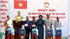 Đồng chí Tô Thị Bích Châu, Chủ tịch Ủy ban MTTQ Việt Nam TPHCM trao quà cho người dân tại ngày hội