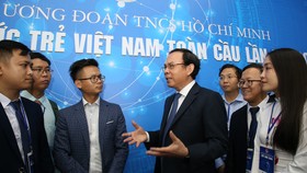 Bí thư Thành ủy TPHCM Nguyễn Văn Nên trao đổi cùng các trí thức trẻ tham gia diễn đàn