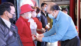 Ông Hồ Xuân Lâm, Phó Chủ tịch Liên đoàn Lao động TPHCM trao quà cho công nhân bệnh hiểm nghèo 