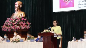 Ứng cử viên Phan Thị Thắng, Phó Chủ tịch UBND TPHCM trình bày chương trình hành động trước cử tri quận Bình Thạnh. Ảnh: THÁI PHƯƠNG
