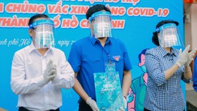 Đồng chí Tô Thị Bích Châu và đồng chí Nguyễn Hữu Hiệp động viên đoàn viên thanh niên trong ngày ra quân