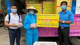 Đại diện Trung tâm Công tác xã hội Công đoàn TPHCM nhận 4,5 tấn cá từ miền Tây gửi tặng công nhân TPHCM