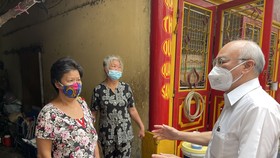 Đồng chí Phan Nguyễn Như Khuê tặng quà, động viên người dân khó khăn trên địa bàn quận 3