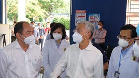 Phó Chủ tịch UBND TPHCM Võ Văn Hoan khảo sát Bệnh viện điều trị Covid-19 số 01 tại quận Phú Nhuận 