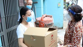Bà Tô Thị Bích Châu tặng quà công nhân, lao động tự do ở quận 12 