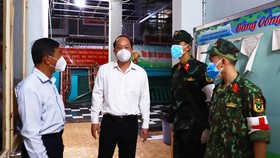 Phó Bí thư Thành ủy TPHCM Nguyễn Hồ Hải trao đổi với Ban Chỉ huy Quân sự quận 4 về công tác phối hợp chăm lo người dân