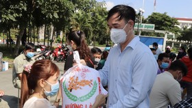 Tặng gạo công nhân khó khăn tại KCX Tân Thuận