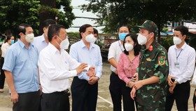 Trưởng Ban Dân vận Thành ủy TPHCM Nguyễn Hữu Hiệp thăm, động viên lực lượng tuyến đầu chống dịch tại quận Gò Vấp