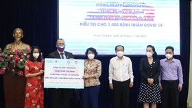 Chủ tịch Ủy ban MTTQ Việt Nam TPHCM Tô Thị Bích Châu tiếp nhận thuốc từ đơn vị tài trợ