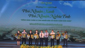 Lãnh đạo quận Phú Nhuận trao cảm ơn các đơn vị đóng góp cho Quỹ "Vì người nghèo" của quận