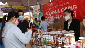 Công nhân mua sắm tết với phiếu mua hàng miễn phí