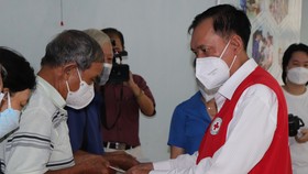 Khám bệnh, tặng quà tết người dân khó khăn tại tỉnh Bến Tre