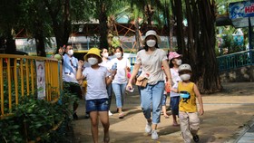 Gia đình công nhân tham gia vui chơi tại Công viên Văn hóa Đầm Sen ngày cuối năm