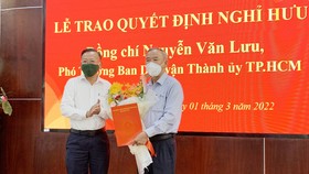 Trưởng Ban Dân vận Thành ủy TPHCM Nguyễn Hữu Hiệp trao quyết định nghỉ hưu đến đồng chí Nguyễn Văn Lưu