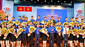 Bí thư Thành ủy TPHCM Nguyễn Văn Nên cùng các đồng chí lãnh đạo chúc mừng BCH Đoàn TNCS Hồ Chí Minh quận Phú Nhuận. Ảnh: VIỆT DŨNG