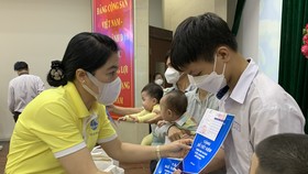 Chủ tịch Hội LHPN TPHCM Nguyễn Trần Phượng Trân tặng sổ tiết kiệm cho trẻ mồ côi do dịch Covid-19