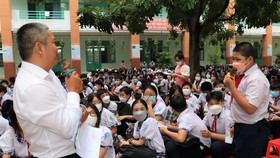Học sinh đặt câu hỏi tìm hiểu về nước sạch đến chuyên gia ngành nước